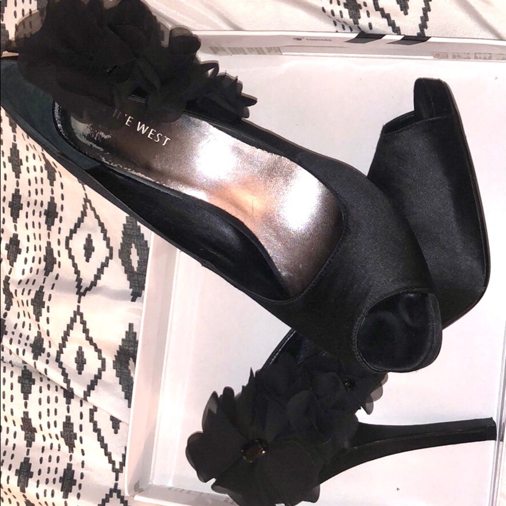 Nine West fashion heel with flower pattern on side